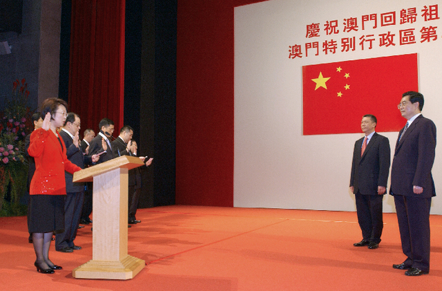 President Hu Jintao administers the oath taken by the principal officials and the prosecutor general of the Macao SAR.