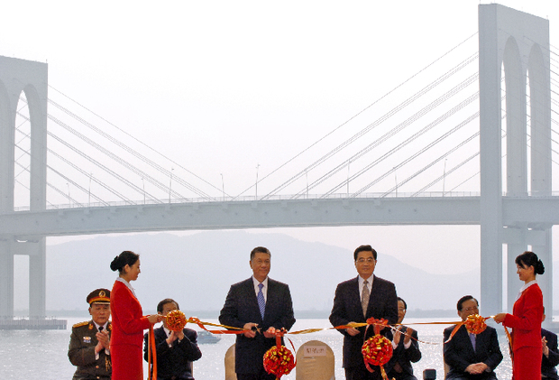 President Hu Jintao presides over the completion ceremony of Sai Van Bridge.