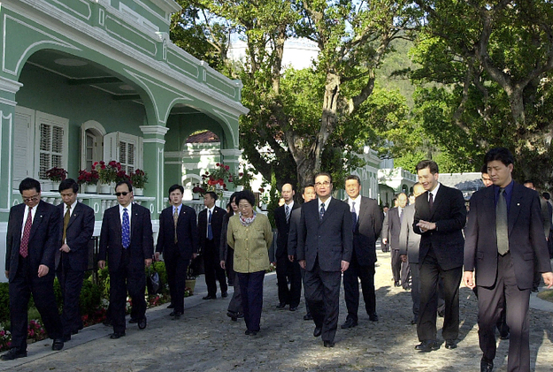 Chairman of the Standing Committee of the National People's Congress Li Peng visits the Carmo Area in Taipa Island. Li traveled to Taipa on Feb. 16, 2002.