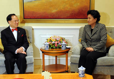 Chinese State Councillor Liu Yandong (R) meets with Donald Tsang, chief executive of the Hong Kong Special Administrative Region (HKSAR), in Hong Kong, south China, Dec. 5, 2009.[Xinhua]