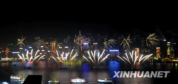 Fireworks explode over the Victoria Harbour during the opening ceremony of the 2009 East Asian Games in Hong Kong, south China, Dec. 5, 2009. [Xinhua]