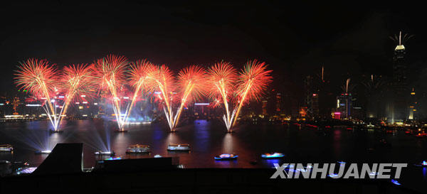 Fireworks explode over the Victoria Harbour during the opening ceremony of the 2009 East Asian Games in Hong Kong, south China, Dec. 5, 2009. [Xinhua]