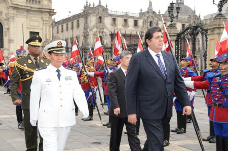 Visiting Major General Wang Fushan (L, Front), vice-commander of the North Sea Fleet of the Chinese People&apos;s Liberation Army Navy, and Peruvian President Alan Garcia (R, Front) inspect the guard of honor during a welcoming ceremony in Lima, capital of Peru, on Dec. 5, 2009. Garcia met with Wang Fushan and visited missile destroyer Shijiazhuang of Chinese navy here on Saturday.[Xinhua]