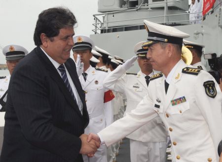 Peruvian President Alan Garcia (L, Front) shakes hands with Liu Boyuan, commander of missile destroyer Shijiazhuang of Chinese navy, in Lima, capital of Peru, on Dec. 5, 2009.[Xinhua]