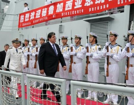  Peruvian President Alan Garcia (R, Front) visits missile destroyer Shijiazhuang of Chinese navy in Lima, capital of Peru, on Dec. 5, 2009. [Xinhua]