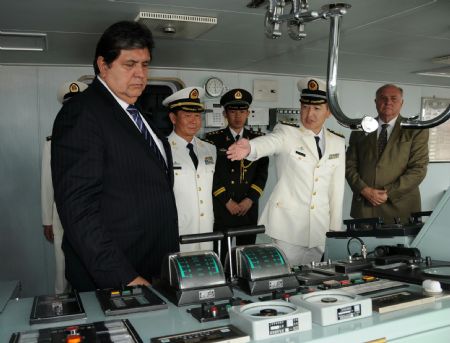 Peruvian President Alan Garcia (L, Front) visits missile destroyer Shijiazhuang of Chinese navy in Lima, capital of Peru, on Dec. 5, 2009. [Xinhua] 