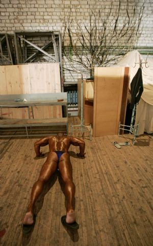 A competitor prepares backstage for the Ukrainian bodybuilder competition in Kiev December 5, 2009.[Xinhua/Reuters]