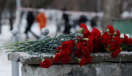 Flowers were laid in front of the Lame Horse nightclub in the Ural city of Perm, Russia, Dec. 5, 2009. [Xinhua]
