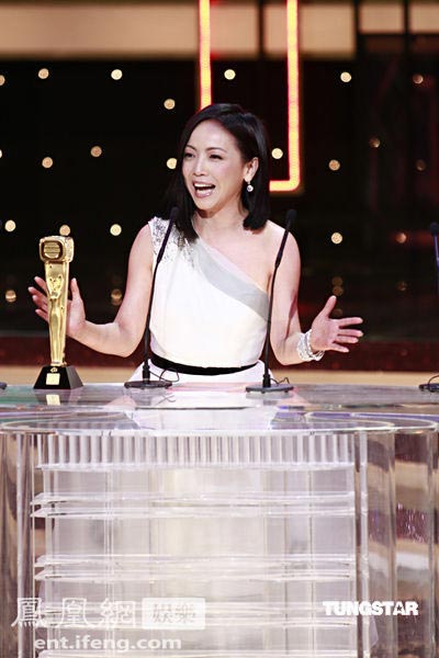 Sheren Tang receives the best actress award. The TVB Anniversary Awards 2009 was held on Friday evening in Hong Kong, where veteran actor Wayne Lai and actress Sheren Tang were crowned TVB&apos;s king and queen.[ent.ifeng.com]