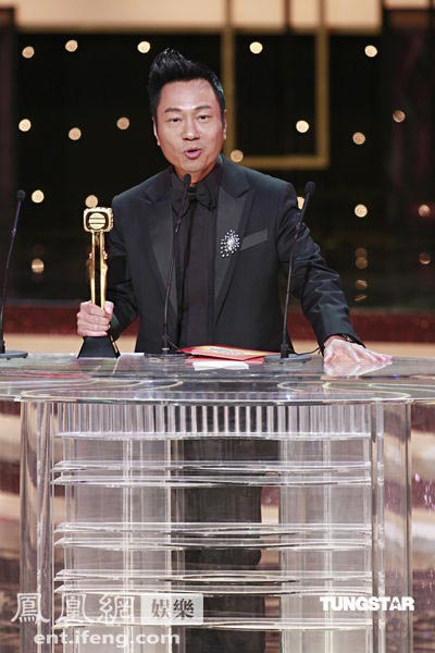 Wayne Lai receives the best actor award. The TVB Anniversary Awards 2009 was held on Friday evening in Hong Kong, where veteran actor Wayne Lai and actress Sheren Tang were crowned TVB&apos;s king and queen. [ent.ifeng.com]