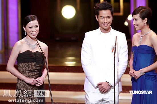 Best actress nominees Charmaine Sheh (L) and Tavia Yeung (R) on stage. [ent.ifeng.com]