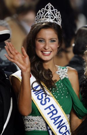 Malika Menard is crowned Miss France 2010, in Nice, southeastern France, Saturday, Dec. 5, 2009.[Xinhua/Reuters]