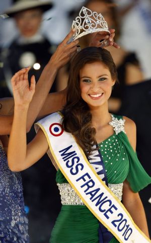 Malika Menard is crowned Miss France 2010 by Miss France 2009 Chloe Mortaud, left, in Nice, southeastern France, Saturday, Dec. 5, 2009.[Xinhua/Reuters]