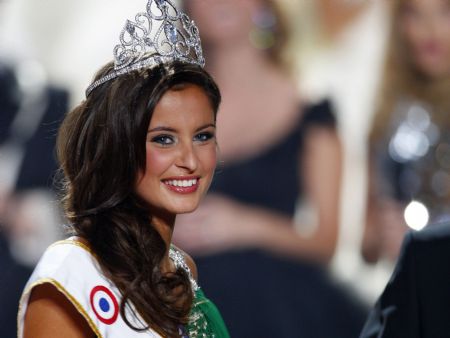 Malika Menard is crowned Miss France 2010, in Nice, southeastern France, Saturday, Dec. 5, 2009.[Xinhua/Reuters]