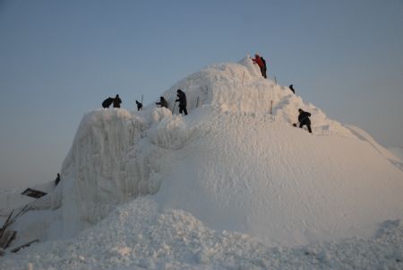 Local snow artists work on snow-carving at a snow park in Mudanjiang, northeast China&apos;s Heilongjiang province, Dec. 6, 2009. [Chen Zhanhui/Xinhua]