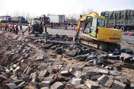 A vehicle is cleaning the scene on December 5, 2009. [Xinhua] 