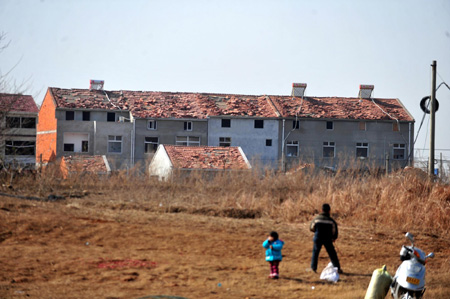 Photo taken on December 5 shows homes nearby shattered by the explosion. [Xinhua] 