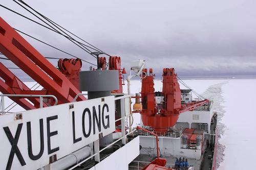 The icebreaker Xuelong (or the Snow Dragon) breaks ice from nearby toward the station, one of three Chinese research stations in Antarctica, on Sunday, December 6, 2009. [Xinhua]