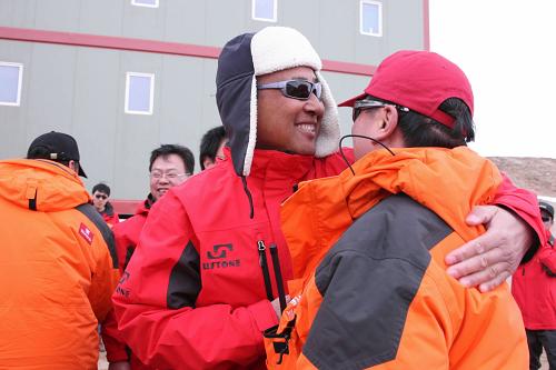  Some members of China&apos;s 26th exploration team arrived at the country&apos;s Zhongshan Station in eastern Antarctica on Sunday, December 6, 2009. [Xinhua]