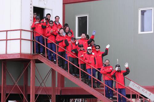 Members of China&apos;s 25th exploration team line up to welcome members of China&apos;s 26th exploration team on Sunday, December 6, 2009. [Xinhua]