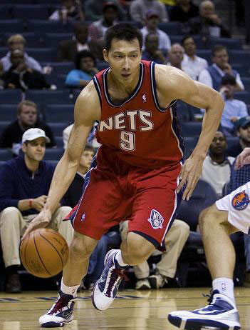 Chinese forward Yi Jianlian gets knee injuries in a game against Bobcats, Nov. 2, 2009.[Xinhua/Reuters]