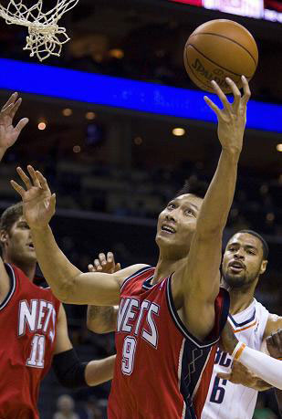 Chinese forward Yi Jianlian gets knee injuries in a game against Bobcats, Nov. 2, 2009.[Xinhua/Reuters]