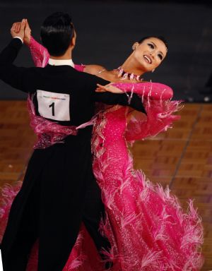 Lu Jie and Peng Ding (R) of China compete in Slow Foxtrot of Standard competition in Dancesport at the 2009 East Asian Games in Hong Kong on Dec. 6, 2009. [Zhang Chen/Xinhua]