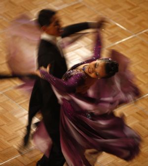 Ieong Su Kan and Wong Sut Kuai (R) of China&apos;s Macao compete in Quickstep of Standard competition in Dancesport at the 2009 East Asian Games in Hong Kong on Dec. 6, 2009. [Zhang Chen/Xinhua]