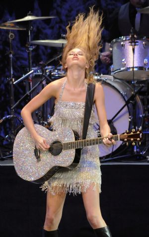 Taylor Swift performs at KIIS FM&apos;s Jingle Ball 2009 in Los Angeles December 5, 2009. [Xinhua/Reuters]