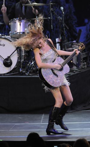 Taylor Swift performs at KIIS FM&apos;s Jingle Ball 2009 in Los Angeles December 5, 2009[Xinhua/Reuters]