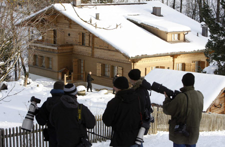 Media stands in front of the chalet &apos;Milky Way&apos; of Oscar-winning film director Roman Polanski in the Swiss mountain resort of Gstaad December 6, 2009. [Xinhua/Reuters]