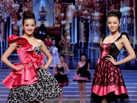 Mao Huan(R) from Beijing poses on the catwalk during China Underwear Contest 2009 in Nanning, capital of southwest China&apos;s Guangxi Zhuang Autonomous Region, on Dec. 6, 2009. Mao Huan won the The first prize among 36 contestants. [Chen Jianli/Xinhua]