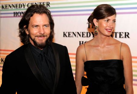 Pearl Jam frontman Eddie Vedder (L) and model Jill McCormick pose for photographers as they arrive on the red carpet of the Kennedy Center for the Performing Arts, for the evening&apos;s gala to honor the 2009 Kennedy Center Honorees, in Washington, December 6, 2009. [Xinhua/Reuters]