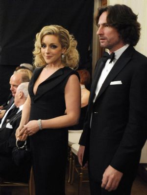 Actress Jane Krakowski (L) arrives in the East Room for a reception for Kennedy Center Honorees at the White House in Washington, December 6, 2009. [Xinhua/Reuters]