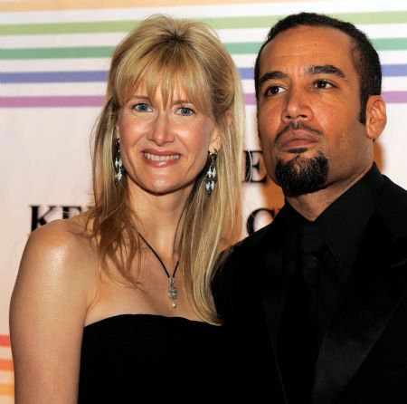  Actress Laura Dern (L) and her singer, song-writer husband Ben Harper pose for photographers as they arrive on the red carpet of the Kennedy Center for the Performing Arts, for the evening&apos;s gala to honor the 2009 Kennedy Center Honorees, in Washington, December 6, 2009. [Xinhua/Reuters]