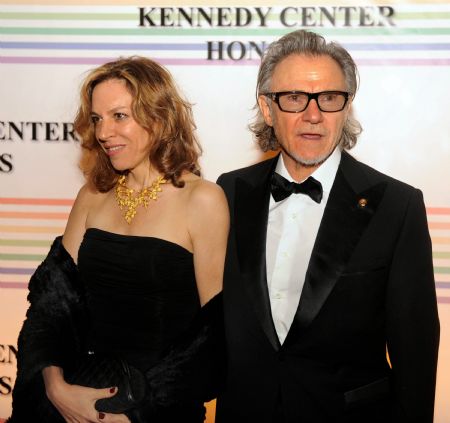 Actor Harvey Keitel (R) and his wife Daphna Kastner pose for photographers as they arrive on the red carpet of the Kennedy Center for the Performing Arts, for the evening&apos;s gala to honor the 2009 Kennedy Center Honorees, in Washington, December 6, 2009. [Xinhua/Reuters]