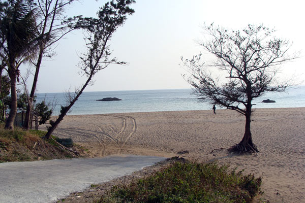 Beach scene in Kenting Beach. [CRI]