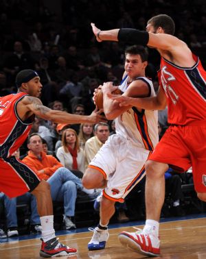 Danilo Gallinari (C) of New York Knicks runs with the ball during the NBA basketball game against New Jersey Nets in New York, the United States, December 6, 2009. Knicks won the match 106-97.[Xinhua]