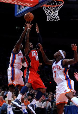 Terrence Williams (C) of New Jersey Nets drives to the basket during the NBA basketball game against New York Knicks in New York, the United States, December 6, 2009. Knicks won the match 106-97.[Xinhua]