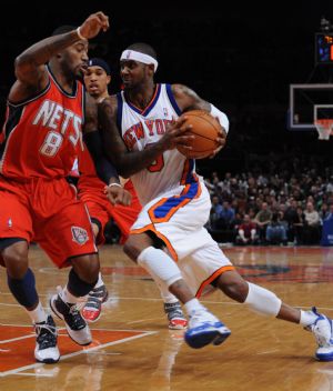 Larry Hughe (R) of New York Knicks runs with the ball during the NBA basketball game against New Jersey Nets in New York, the United States, December 6, 2009. Knicks won the match 106-97.[Xinhua]