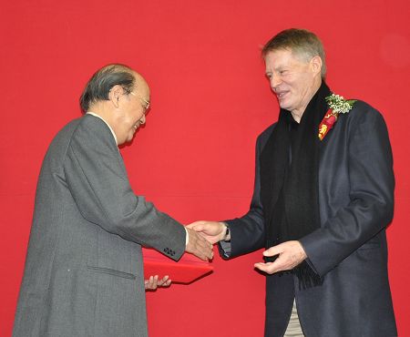 French writer Jean-Marie Gustave Le Clézio presents the Fu Lei Translation Award to Chinese translator Ma Zhenchi at Peking University on Dec. 6.