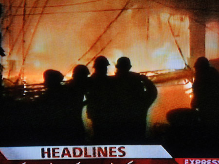 TV grab taken on Dec. 7, 2009 shows people gathering at the explosion site at the Moon Market in Lahore in east Pakistan. [Xinhua]