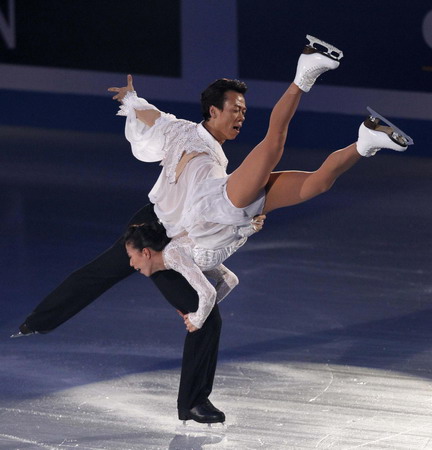 Shen Xue (R) and Zhao Hongbo from China perform at the gala exhibition of the Grand Prix of Figure Skating Final in Tokyo December 6, 2009. Shen and Zhao won the gold medal, followed by compatriots Pang Qing and Tong Jian. Aliona Savchenko and Robin Szolkowy of Germany finished third.[China Daily/Agencies]