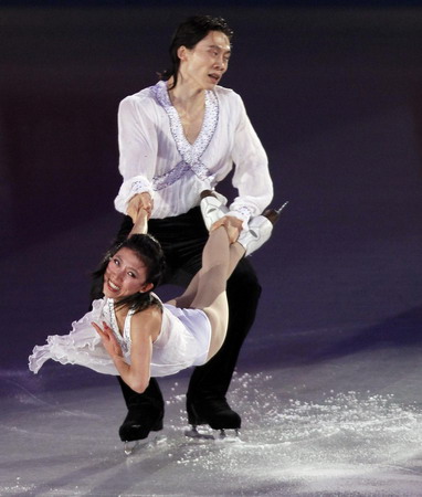 Tong Jian and Pang Qing from China perform at the gala exhibition of the Grand Prix of Figure Skating Final in Tokyo December 6, 2009.[China Daily/Agencies]