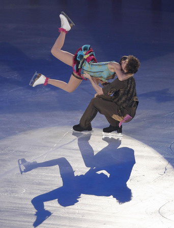 Nathalie Pechalat (top) and Fabian Bourzat from France perform at the gala exhibition of the Grand Prix of Figure Skating Final in Tokyo December 6, 2009.[China Daily/Agencies]