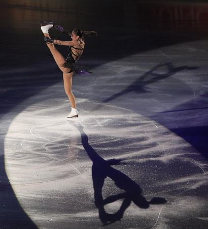 Japan&apos;s Miki Ando performs at the gala exhibition of the Grand Prix of Figure Skating Final in Tokyo December 6, 2009. [China Daily/Agencies]