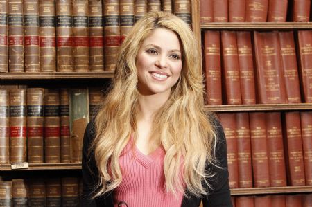 Colombian singer Shakira poses for photographers after speaking at the Oxford Union, Oxford University, in Oxford southern England December 7, 2009. [Xinhua/Reuters]