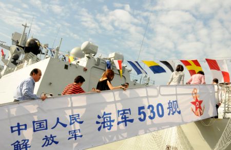 People visit Chinese missile frigate &apos;Xuzhou&apos; at a port in the state of Selangor of Malaysia Dec. 7, 2009.[Li Xueqing/Xinhua]