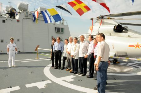 People pose for a group photo while visiting Chinese missile frigate &apos;Xuzhou&apos; at a port in the state of Selangor of Malaysia Dec. 7, 2009.[Li Xueqing/Xinhua]