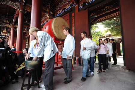 Foreign youth wash their hands before entering the adult ceremony held in the Confucius Temple of Taipei, southeast China&apos;s Taiwan, Dec. 6, 2009. A total of 130 students took part in the Chinese traditional adult ceremony in Taipei on Sunday. [Wu Ching/Xinhua]